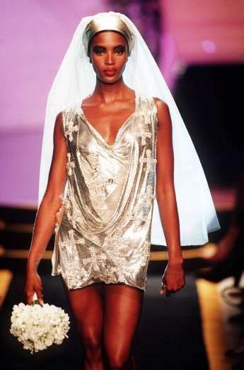 hochzeitskleid versace naomi campbell|naomi campbell today.